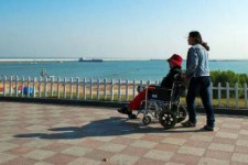 海丰八旬老人推轮椅带老伴游中国(为了方便推轮椅带老伴出门)